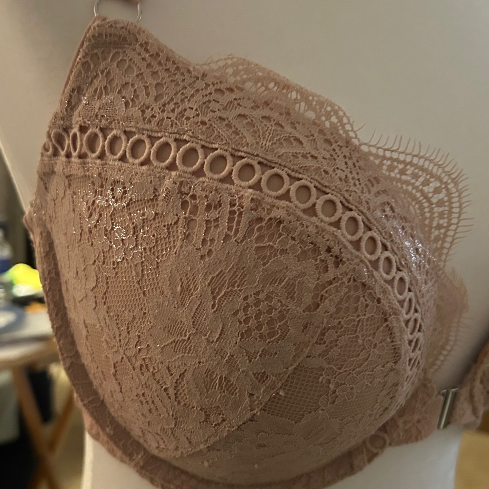 Victoria's Secret Lace Front-Closure Bra in Nude Blush - Picture 7 of 8